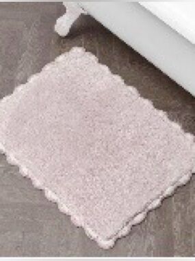 "LAURA ASHLEY NWT
100% cotton ruffle border bath rug -blush pink